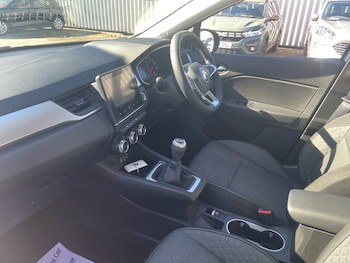 Used Renault Captur 2022 for sale - 76191221: Photo 2