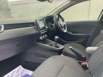 Used Renault Clio 2023 for sale - 75967430: Photo