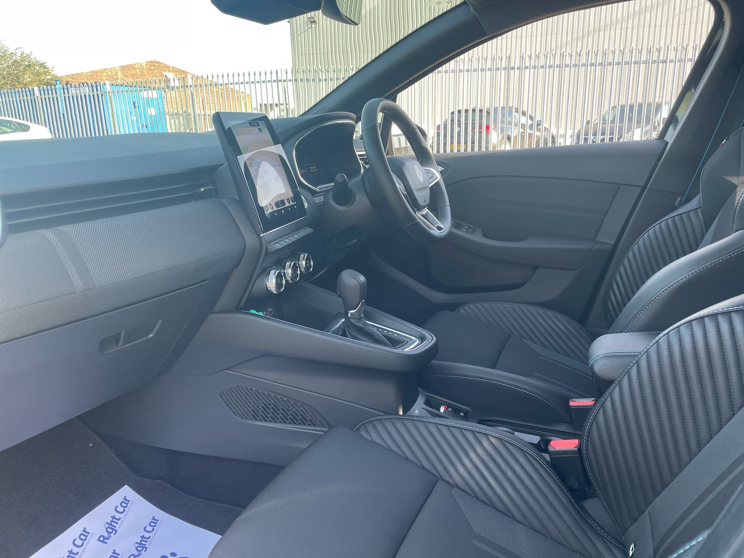 Used Renault Clio 2024 for sale - 76420153: Photo 2