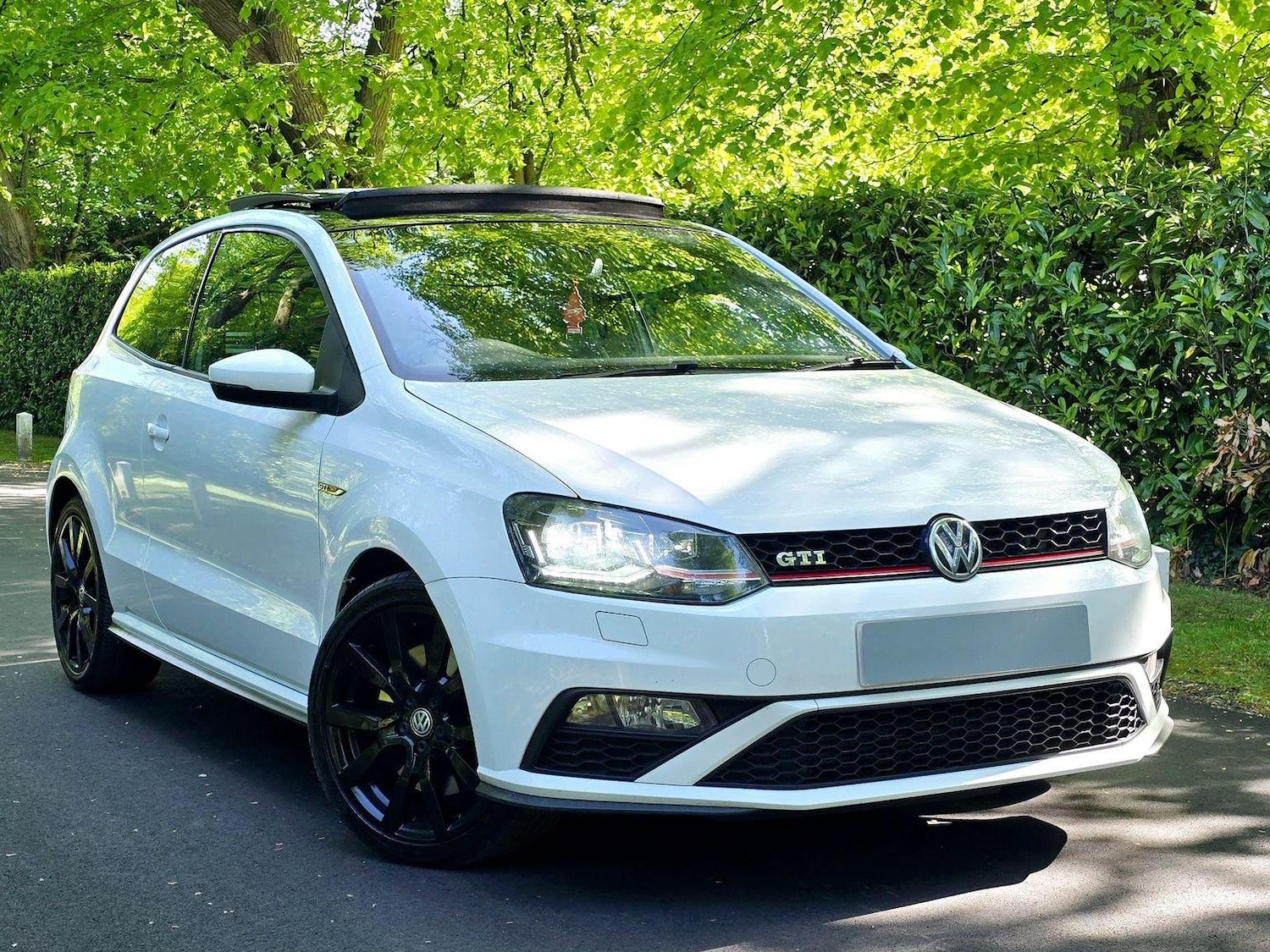 Used Volkswagen Polo 2015 for sale - 76905108: Photo 1