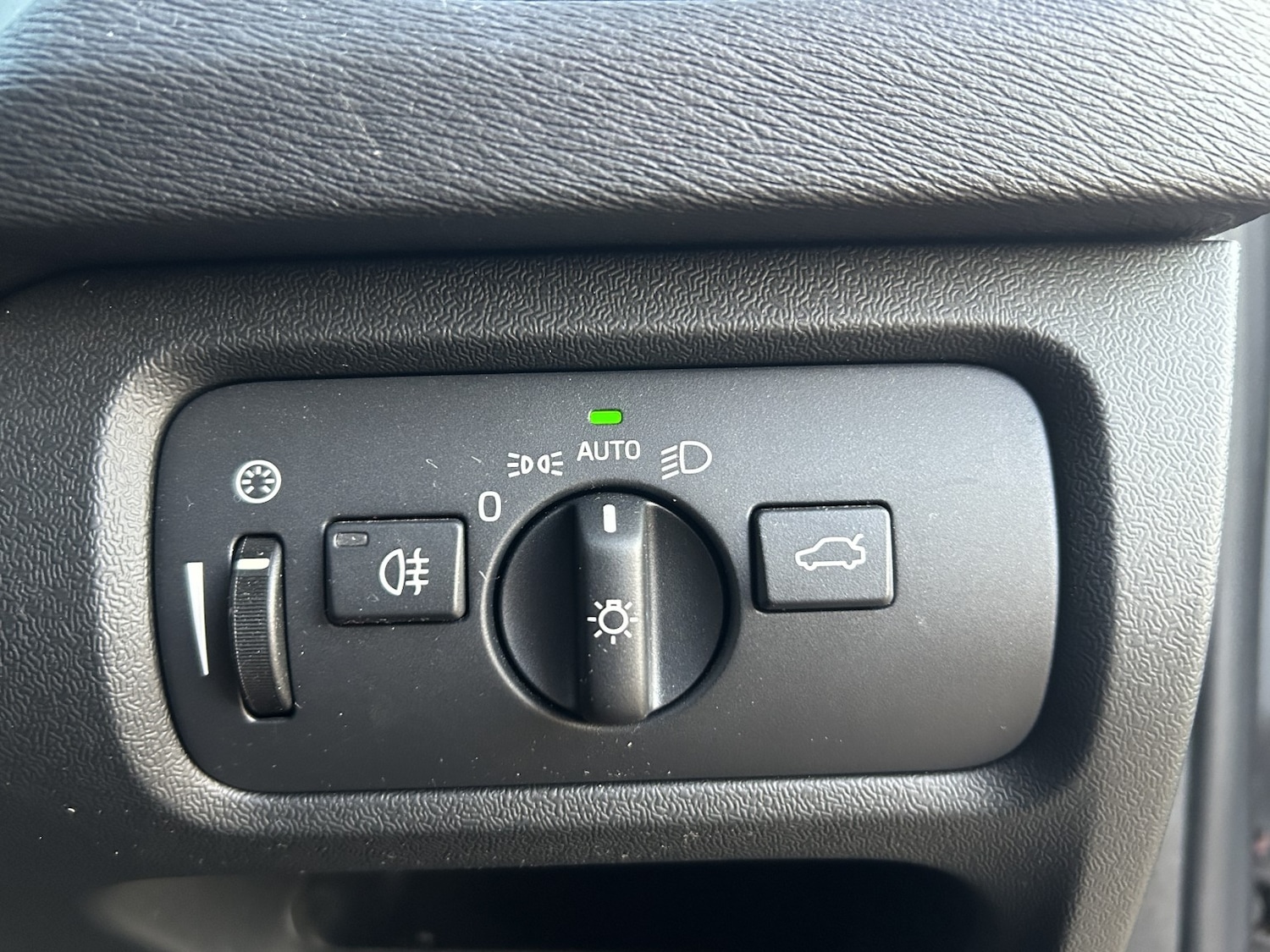 Used Volvo V40 2014 for sale - 76905111: Photo 32