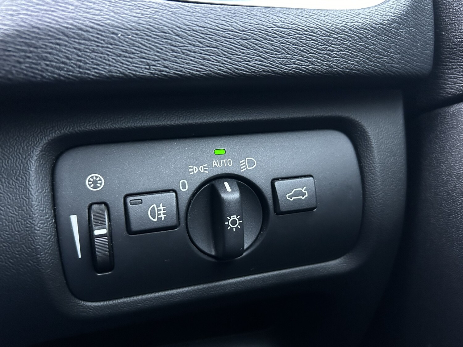 Used Volvo V40 2017 for sale - 77508477: Photo 33