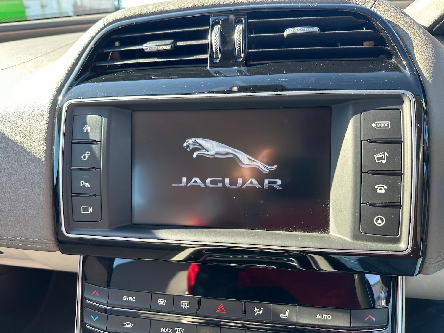 Used Jaguar XE 2017 for sale - 76032199: Photo 9