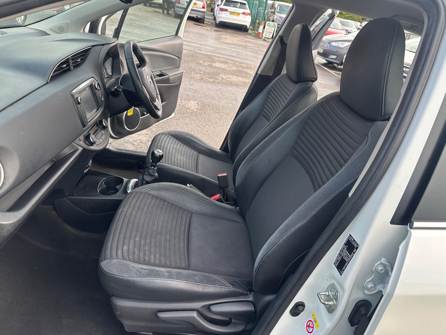 Used Toyota Yaris 2015 for sale - 75990416: Photo 17