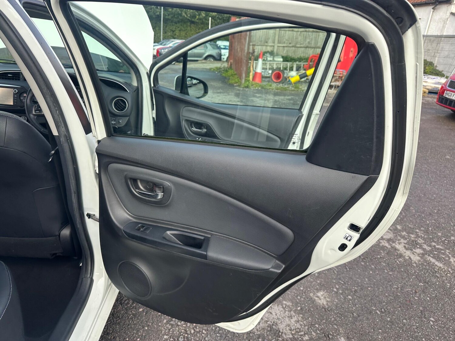 Used Toyota Yaris 2015 for sale - 75990416: Photo 23