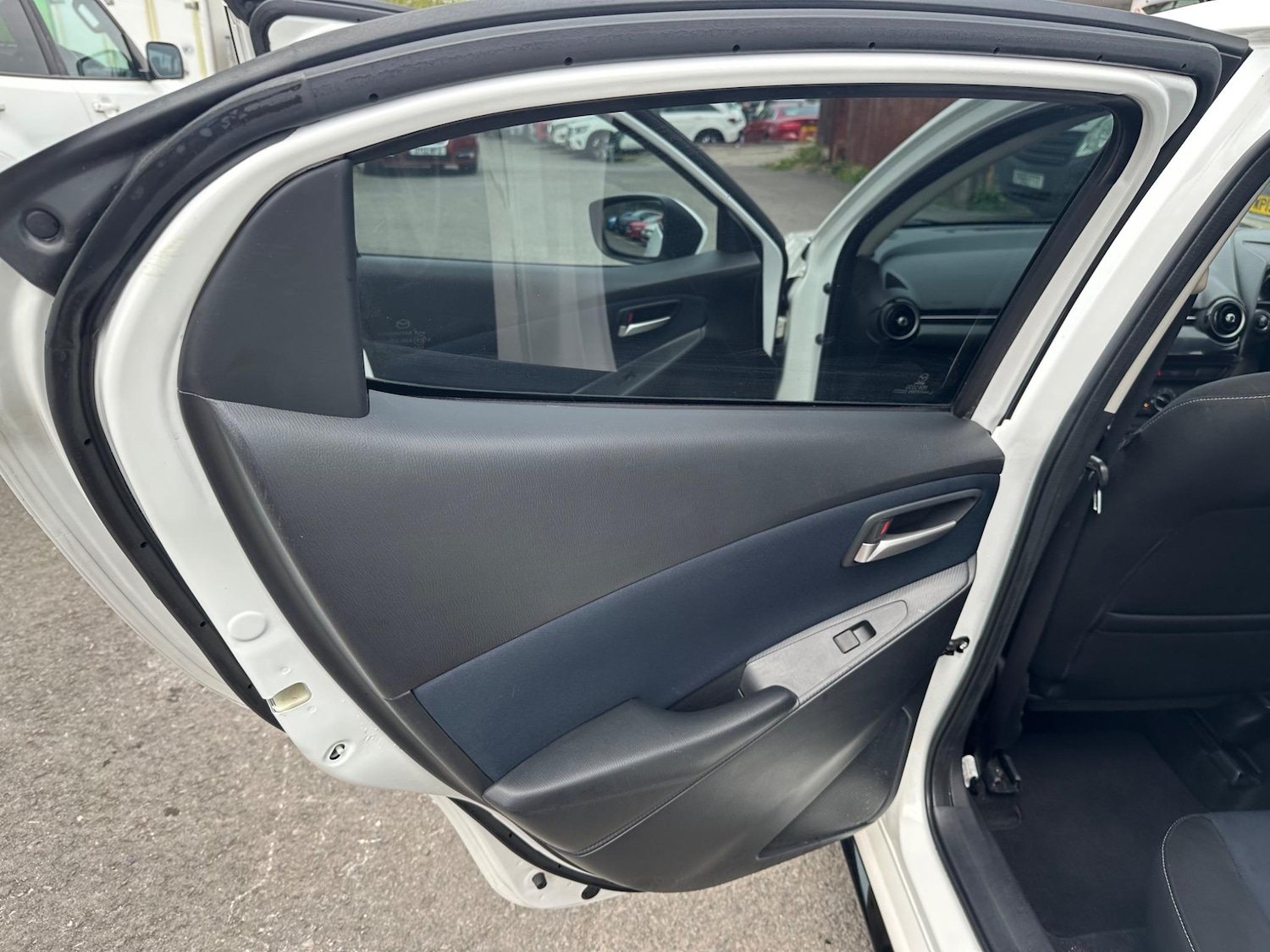 Used Mazda Mazda2 2015 for sale - 77396545: Photo 24