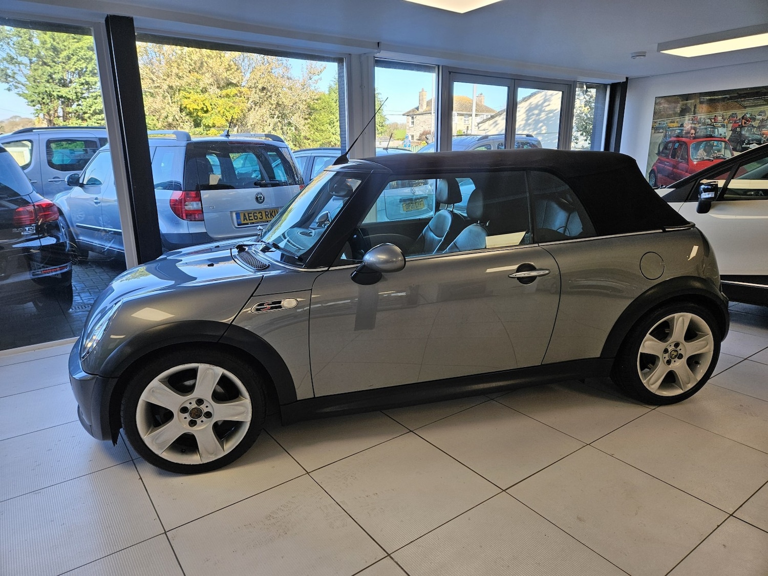 Used MINI Convertible 2006 for sale - 76382468: Photo 2