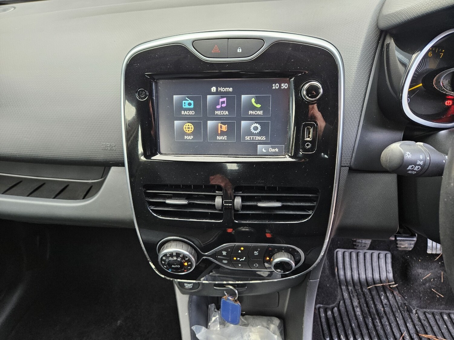 Used Renault Clio 2015 for sale - 76439972: Photo 16