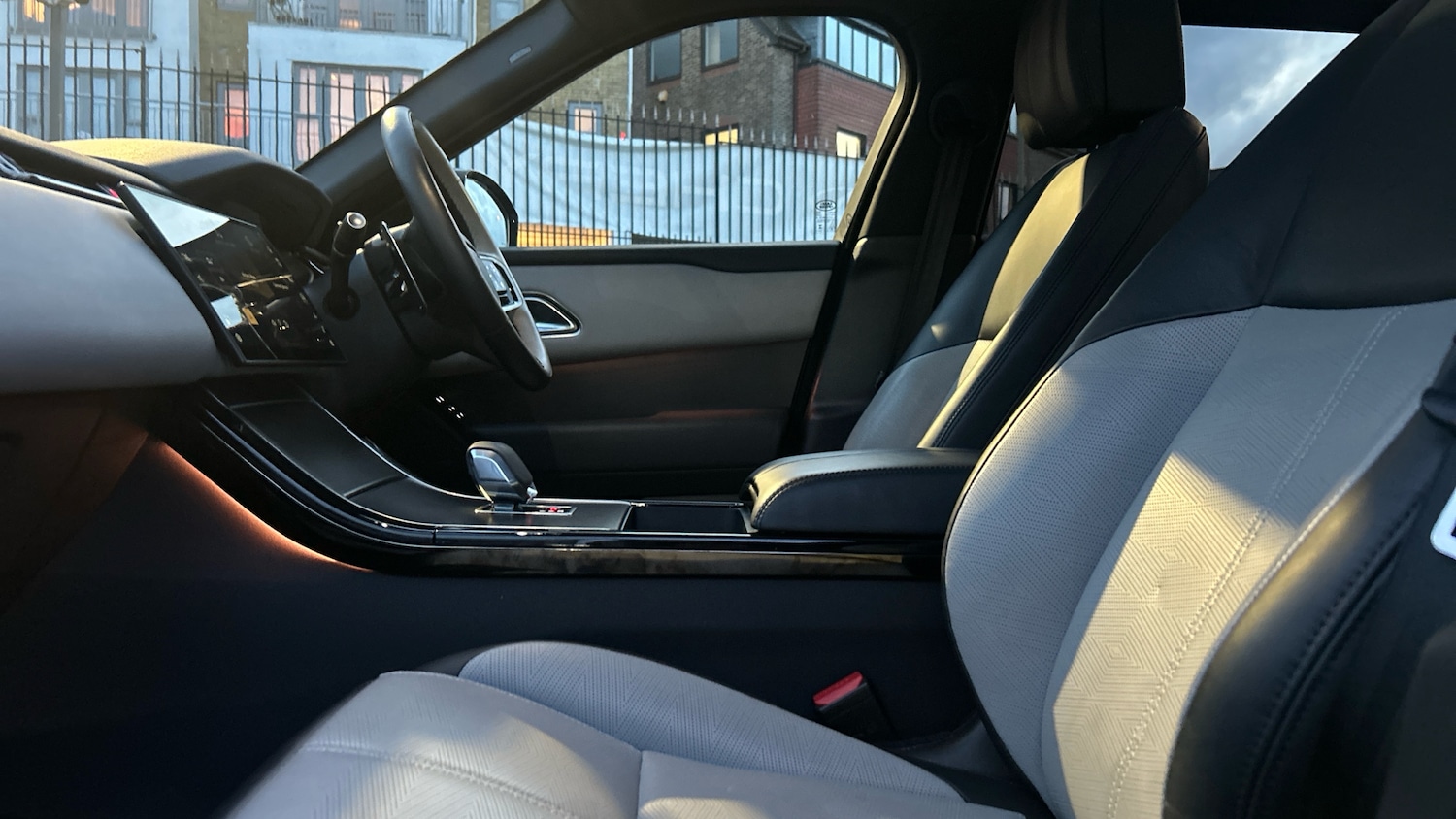 Used Land Rover Range Rover Velar 2024 for sale - 77264324: Photo 3