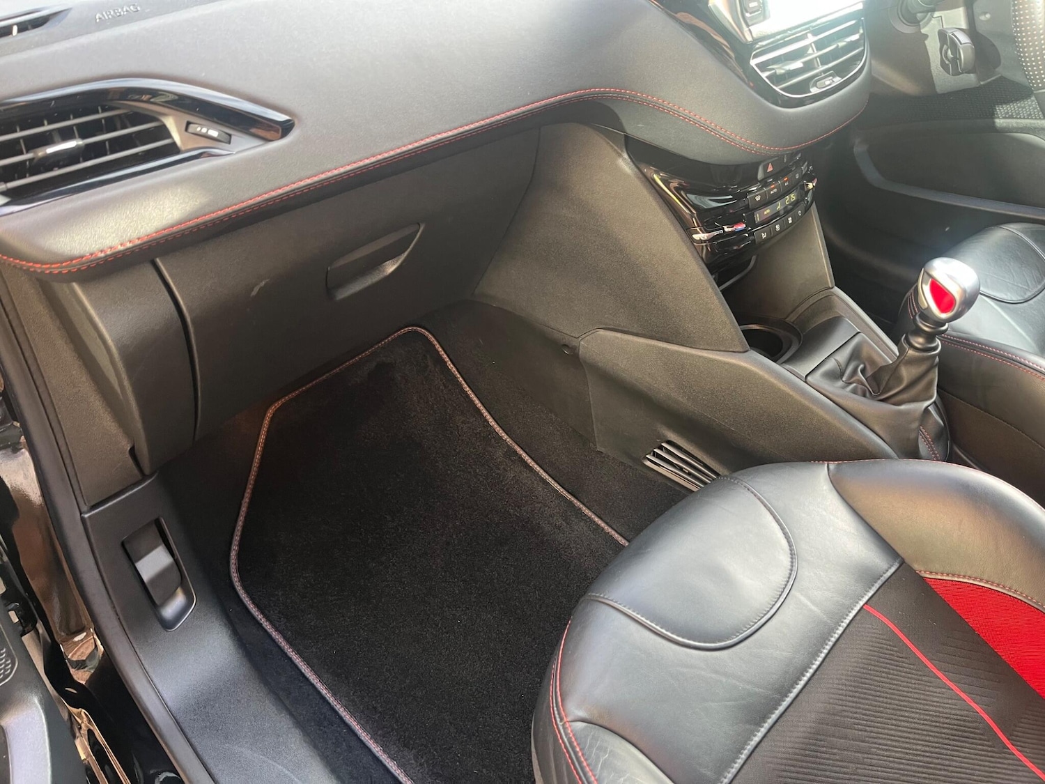 Used Peugeot 208 2016 for sale - 76936417: Photo 36