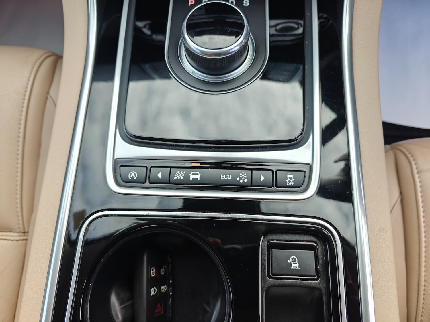 Used Jaguar XE 2016 for sale - 76583442: Photo 69