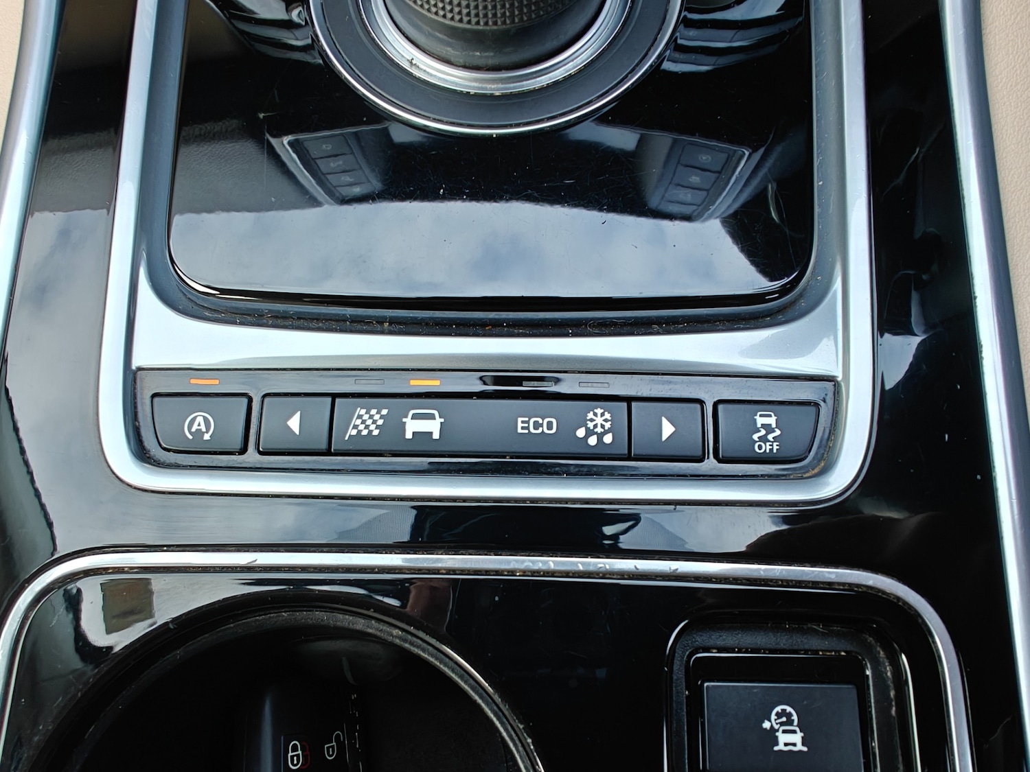 Used Jaguar XE 2016 for sale - 76583442: Photo 70