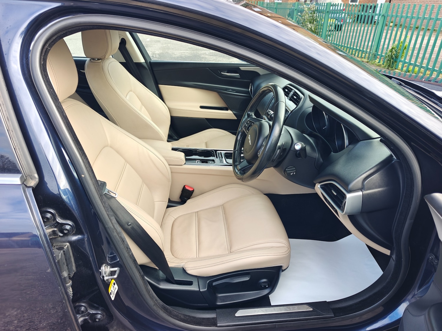 Used Jaguar XE 2016 for sale - 77318705: Photo 7