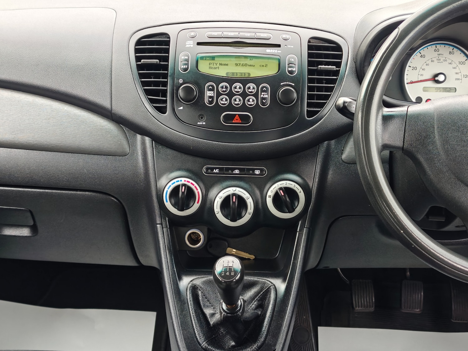 Used Hyundai i10 2010 for sale - 76544379: Photo 32