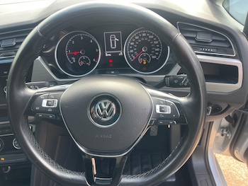 Used Volkswagen Touran 2017 for sale - 75941837: Photo