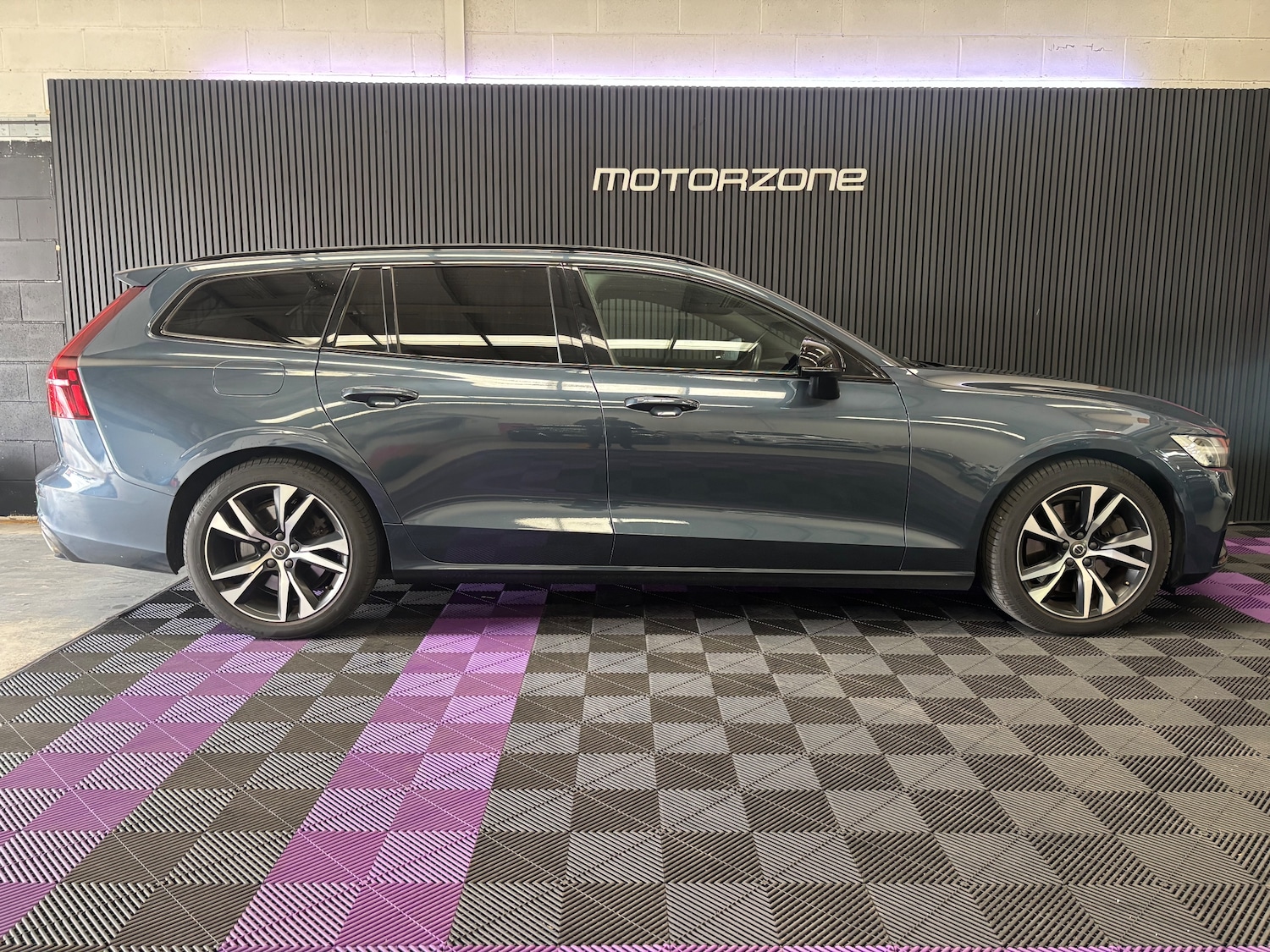 Used Volvo V60 2021 for sale - 76716409: Photo 2