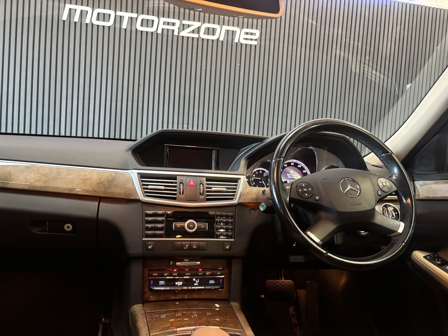 Used Mercedes-Benz E Class 2010 for sale - 76716421: Photo 32