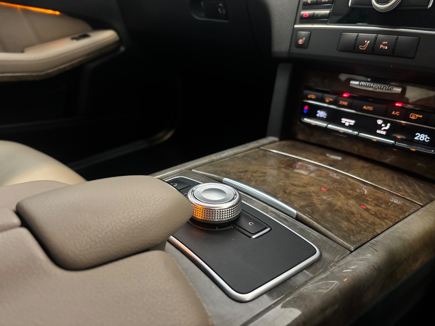 Used Mercedes-Benz E Class 2010 for sale - 76716421: Photo 35