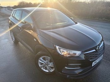 2018 - 1.2 PETROL MANUAL BLACK FSH BLUETOOTH CRUISE PARK SENSOR 5-Door