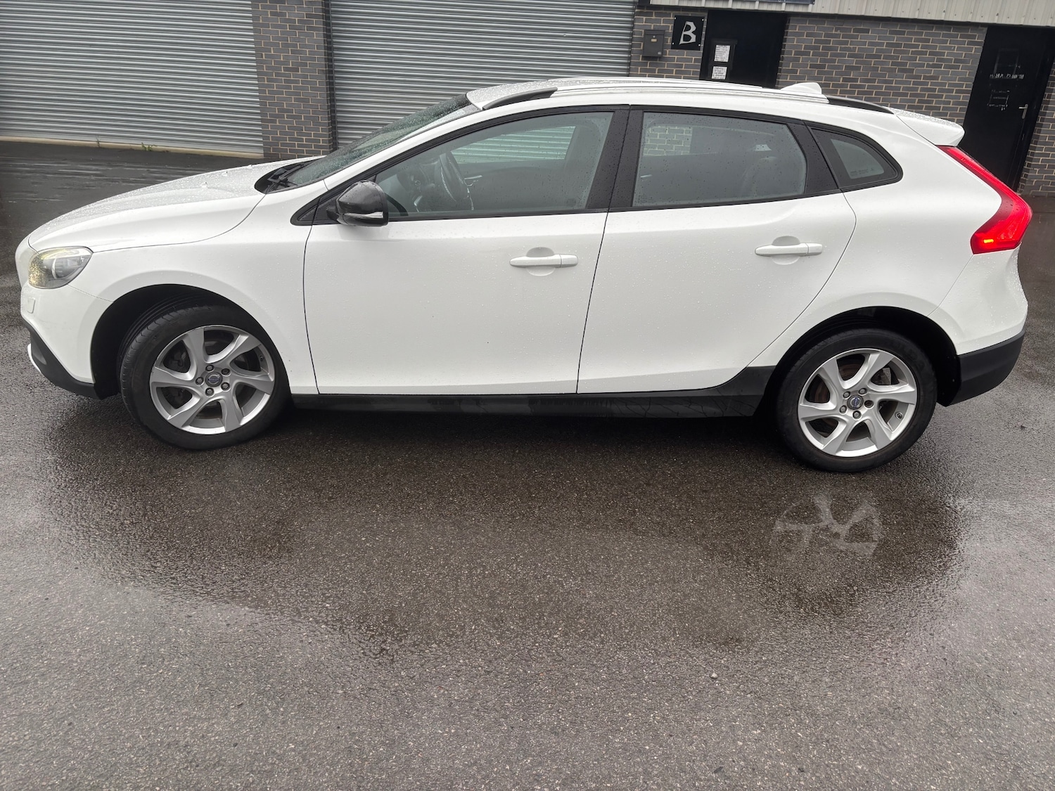 Used Volvo V40 2014 for sale - 77310502: Photo 8