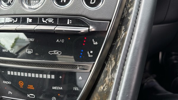 Used Aston Martin DB11 2017 for sale - 75391938: Photo 36