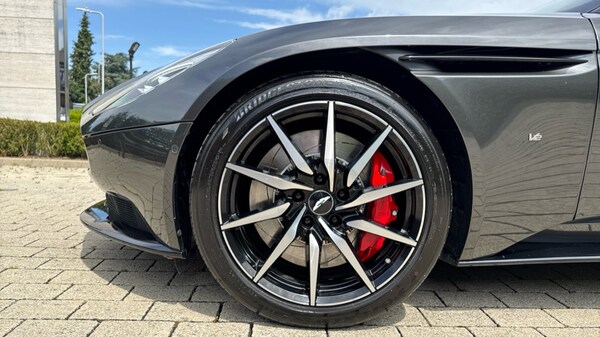 Used Aston Martin DB11 2017 for sale - 75391938: Photo 4