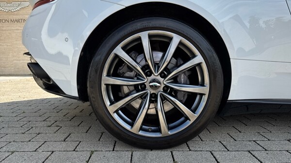 Used Aston Martin DB11 2021 for sale - 75391589: Photo 24