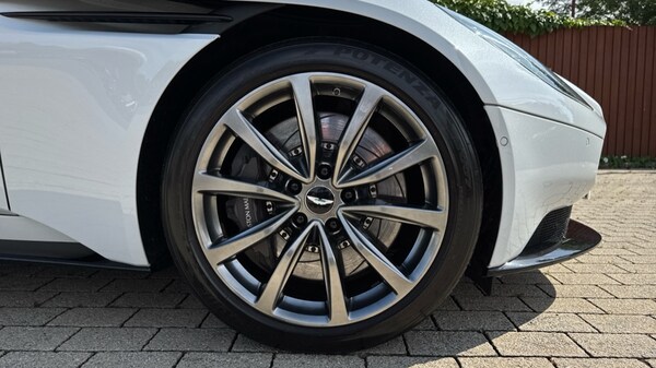 Used Aston Martin DB11 2021 for sale - 75391589: Photo 25