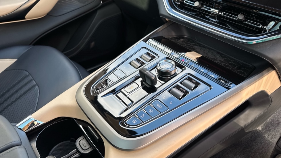 Used Aston Martin DBX 2025 for sale - 75742764: Photo 32