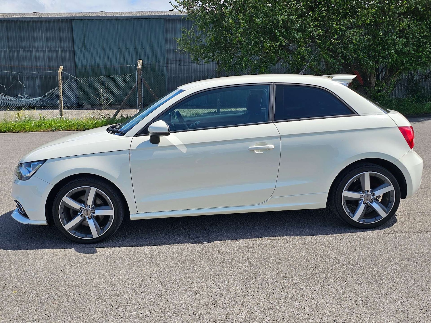 Used Audi A1 2011 for sale - 76278350: Photo 2