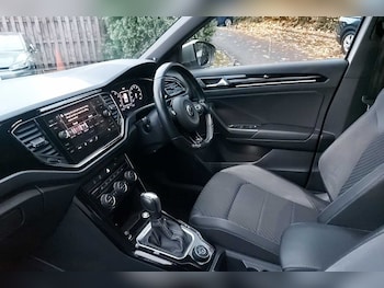 Used Volkswagen T-Roc 2021 for sale - 76474546: Photo