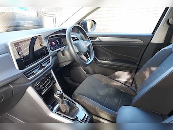 Used Volkswagen T-Roc 2024 for sale - 76110610: Photo 2