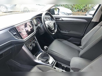 Used Volkswagen T-Roc 2021 for sale - 76419833: Photo