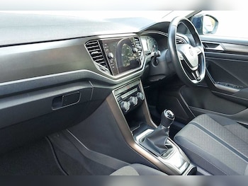 Used Volkswagen T-Roc 2019 for sale - 77254432: Photo