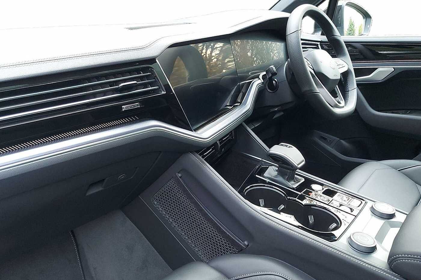 Used Volkswagen Touareg 2025 for sale - 76800717: Photo 2