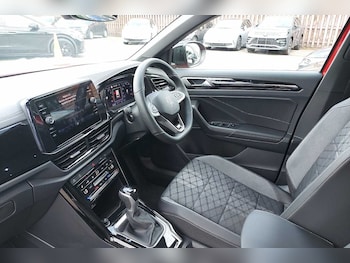 Used Volkswagen T-Roc 2025 for sale - 76111008: Photo 2