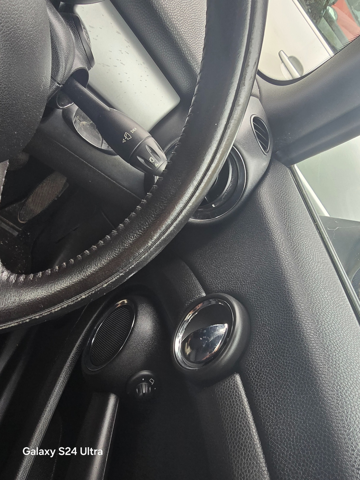 Used MINI Convertible 2011 for sale - 76037109: Photo 8