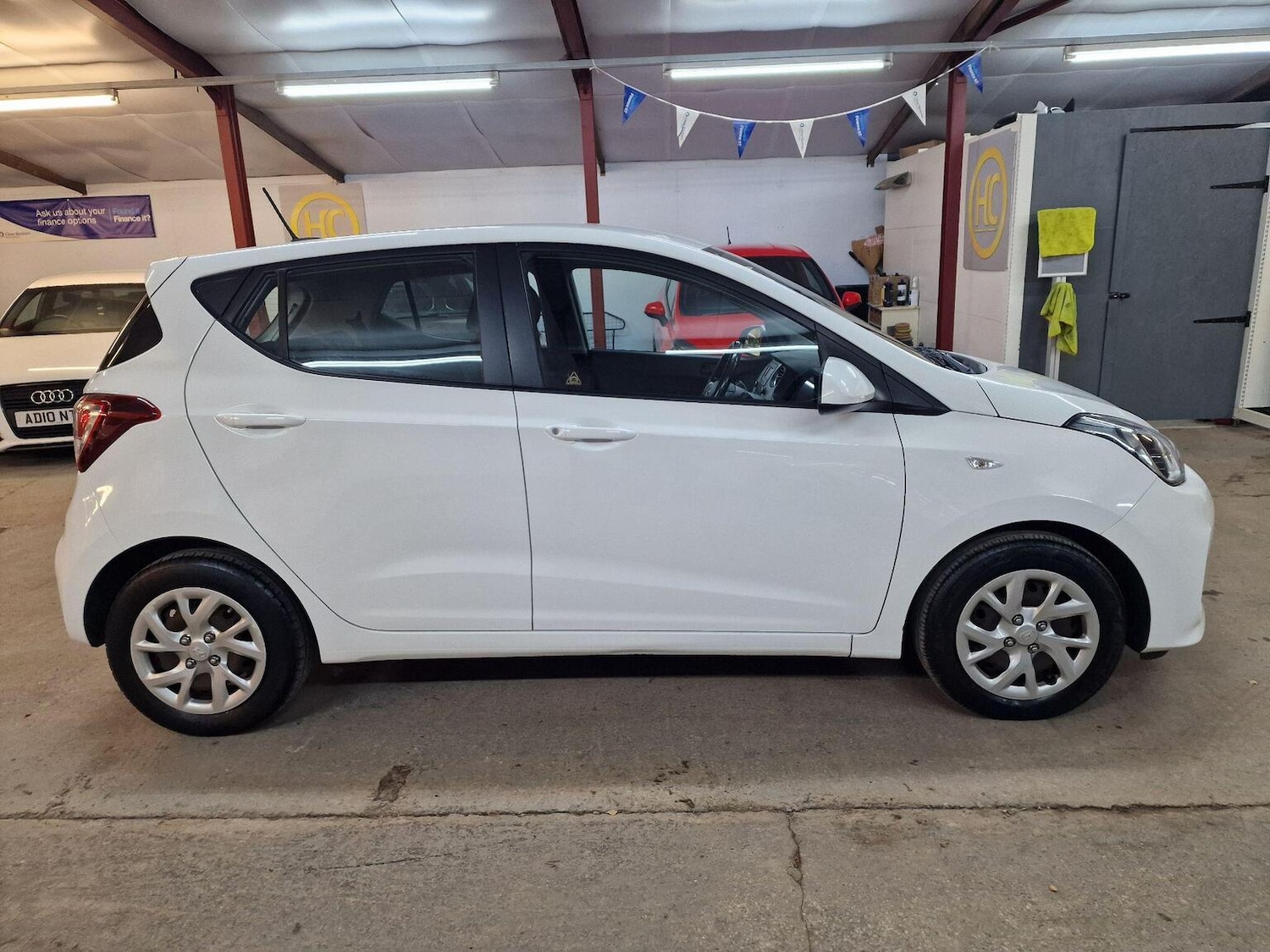 Used Hyundai i10 2018 for sale - 76378980: Photo 8