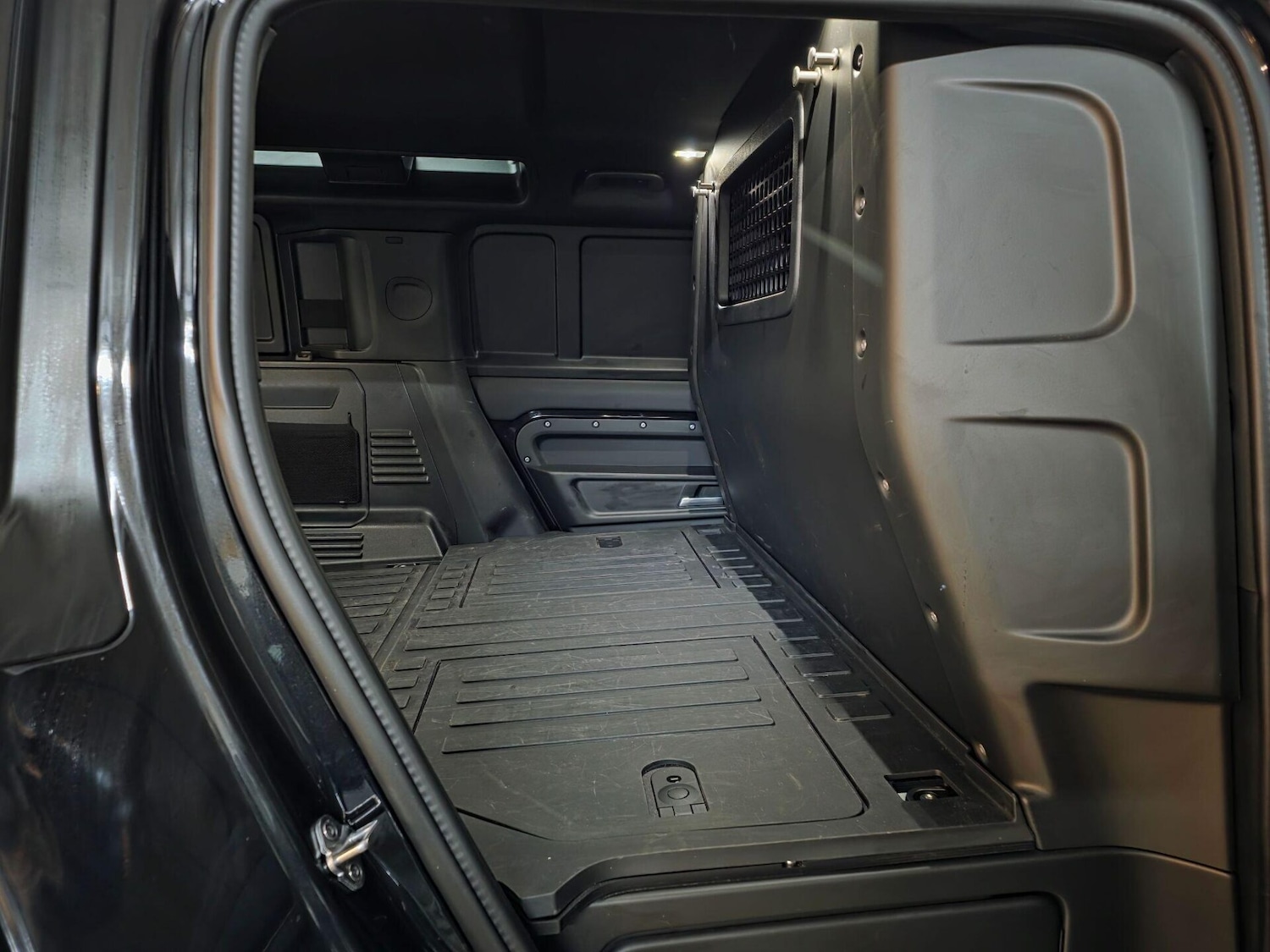 Used Land Rover Defender 2024 for sale - 77349994: Photo 16