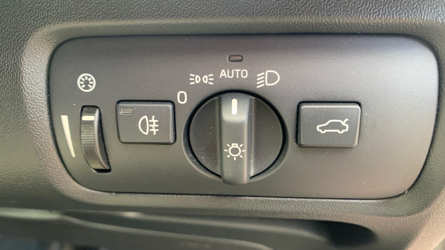 Used Volvo V40 2016 for sale - 78085961: Photo 35