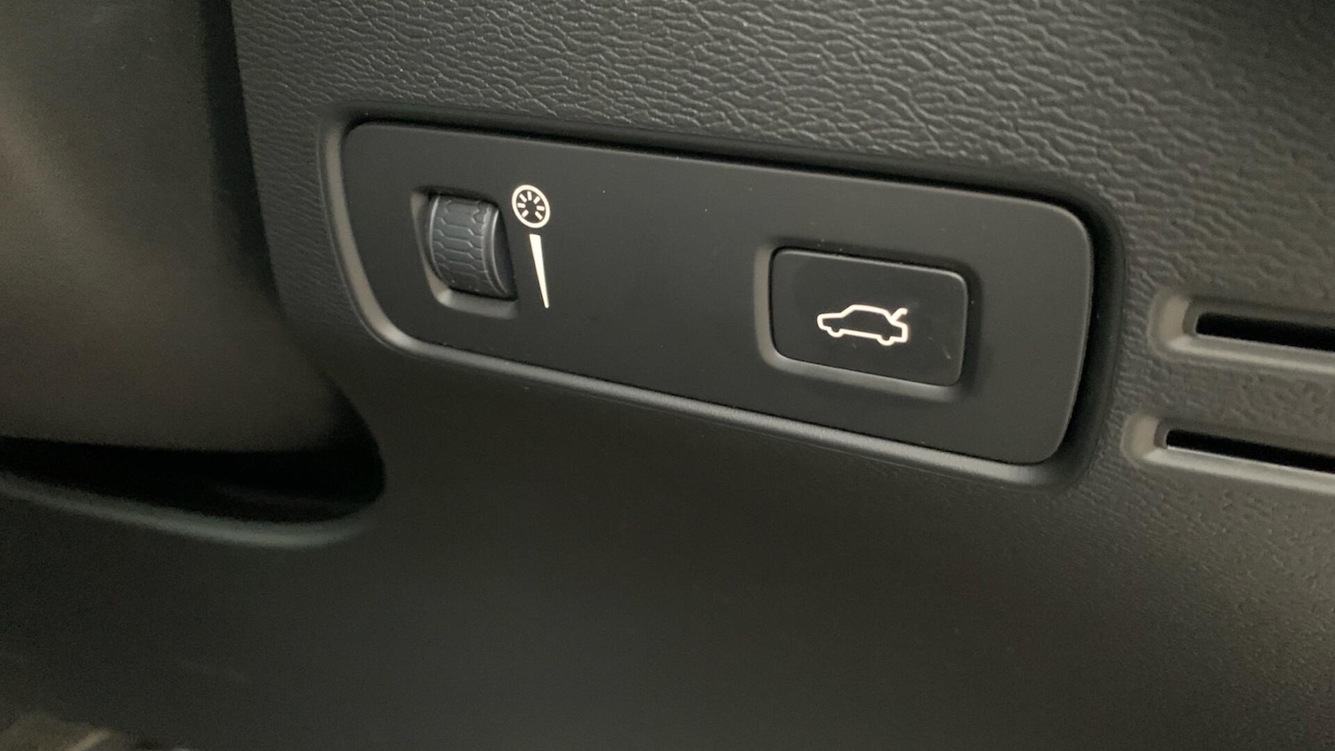 Used Volvo XC40 for sale - 78128065: Photo 35