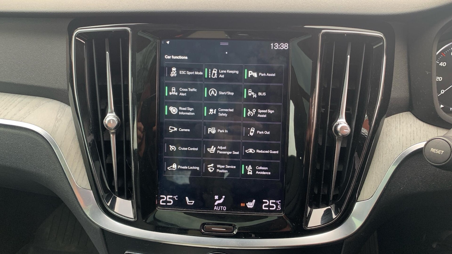 Used Volvo V60 2018 for sale - 76702154: Photo 17