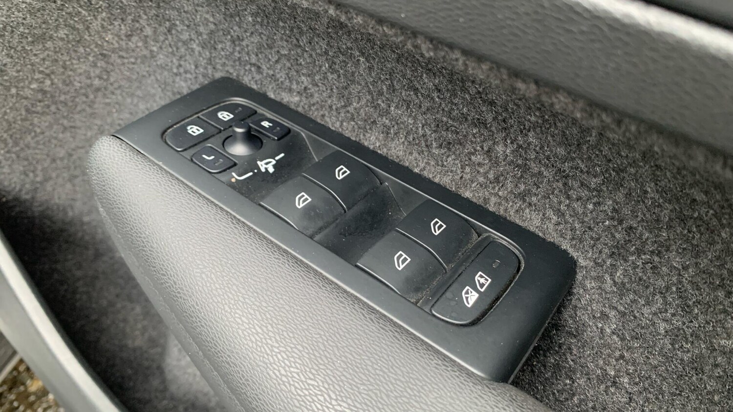 Used Volvo XC40 for sale - 77469363: Photo 24