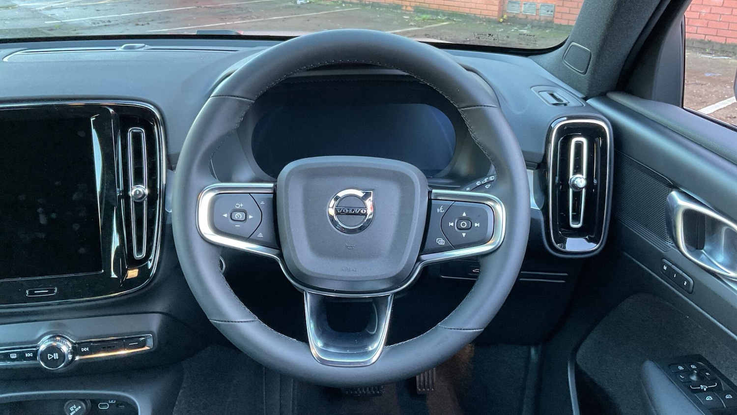 Used Volvo XC40 2025 for sale - 76832392: Photo 10