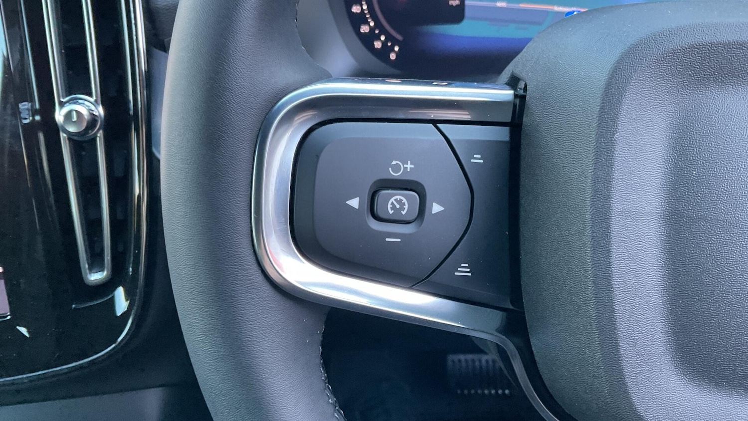 Used Volvo XC40 2025 for sale - 76832392: Photo 21