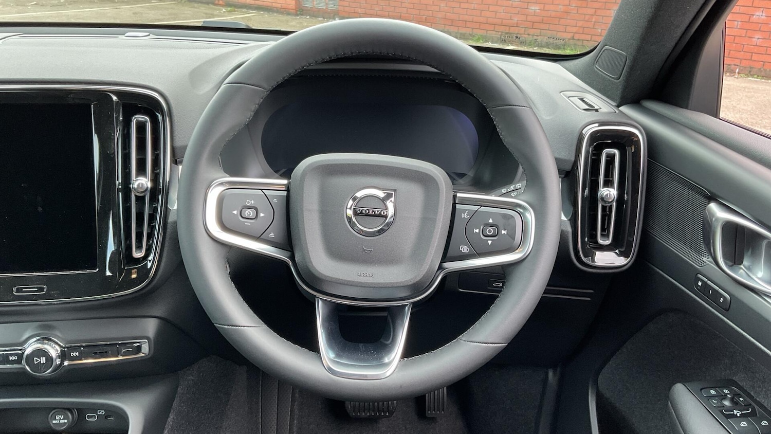 Used Volvo XC40 2025 for sale - 76823425: Photo 11