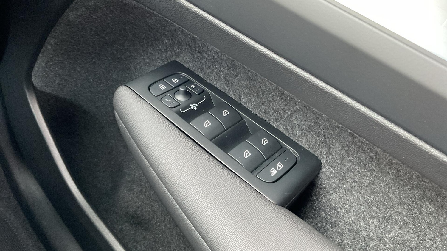 Used Volvo XC40 2025 for sale - 76823425: Photo 25