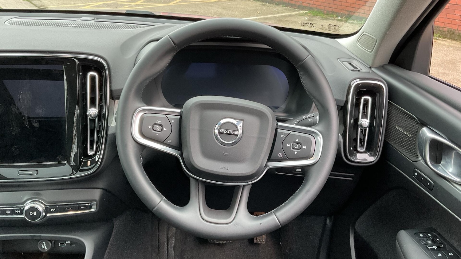 Used Volvo XC40 2025 for sale - 76825232: Photo 11