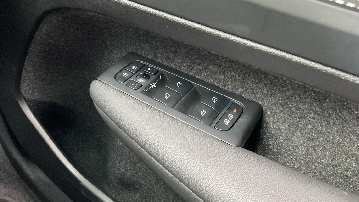 Used Volvo XC40 2025 for sale - 76026531: Photo 25