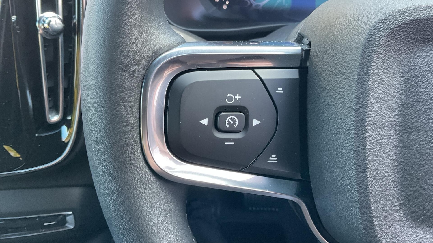 Used Volvo XC40 2025 for sale - 76824626: Photo 21